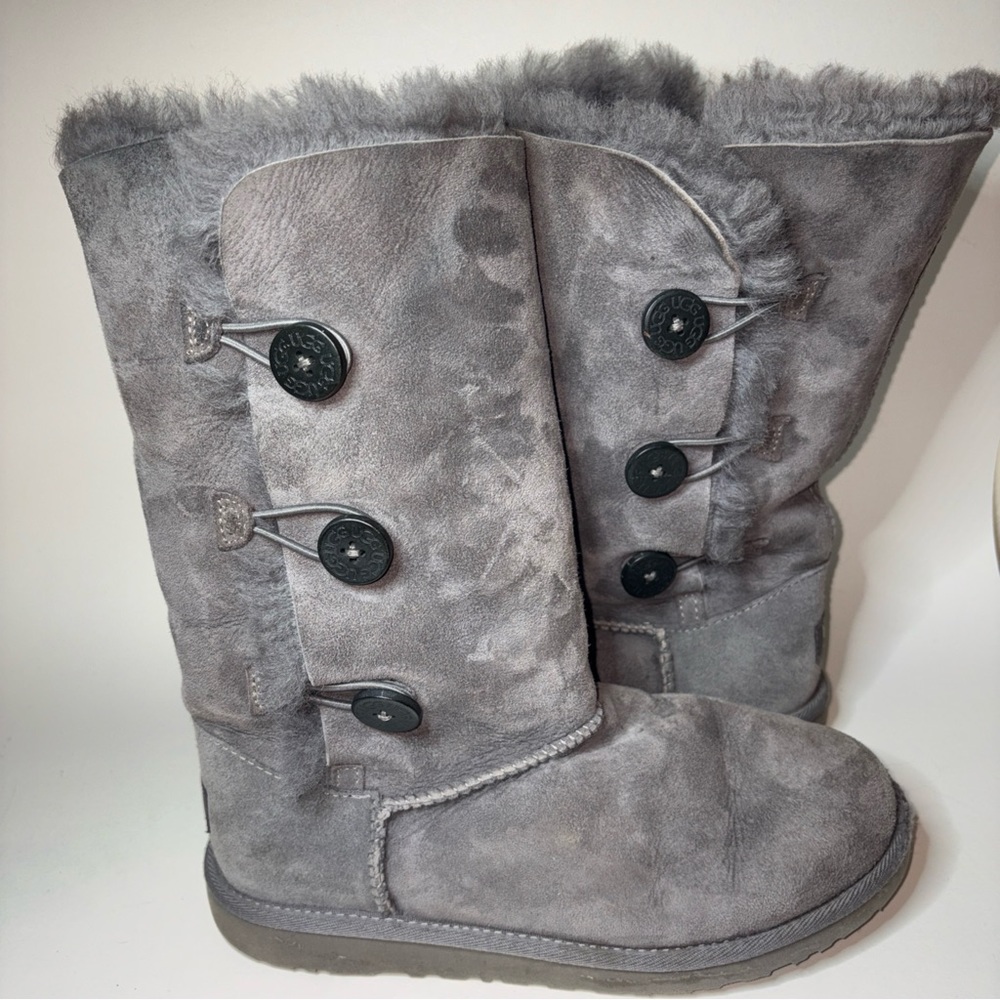 UGG Bailey Button Triplet (1962Y) Kids Size 6 Gray Suede Sheepskin Lined Soft
